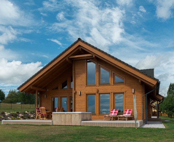 Prosklený štít srubového domu