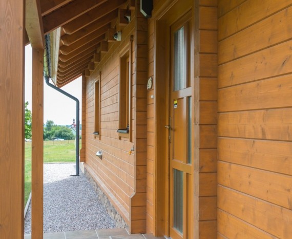 Pohledový krov a vchod do srubového domu