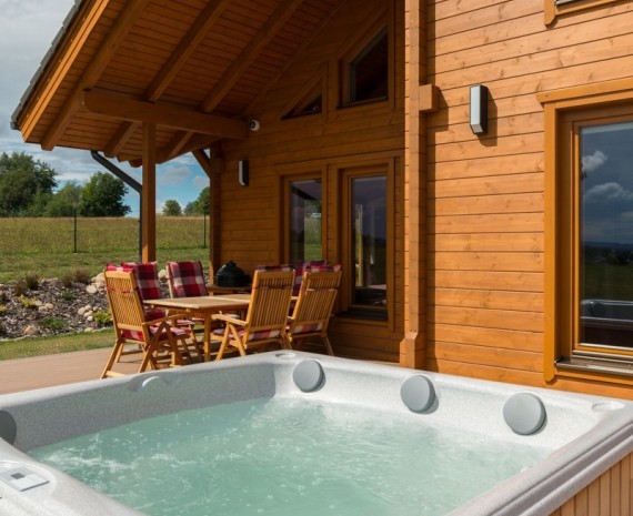 Výřivka na terase srubového domu