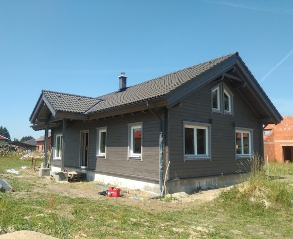 Boční pohled na srub s vchodem