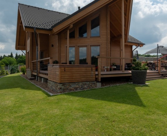 Dominanta srubu - atypická střecha