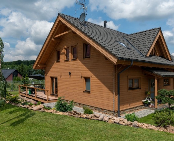 Pohled zezadu na srub