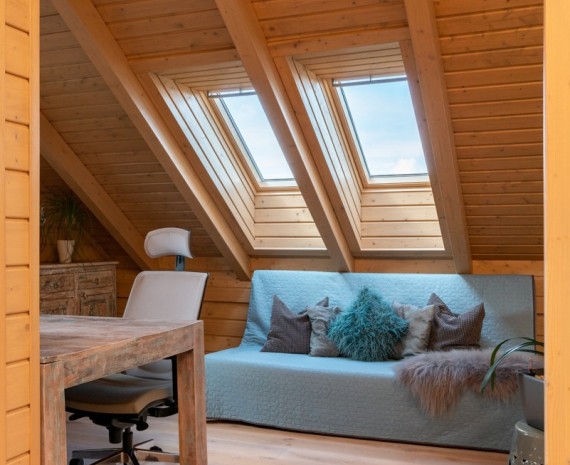 Pracovna v podkroví srubu