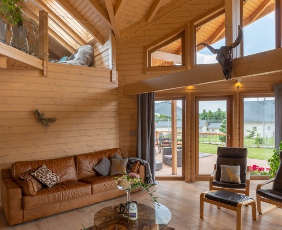 Prosklený štít srubu