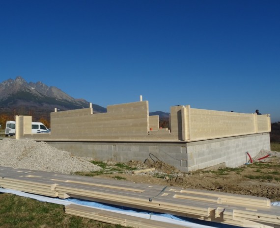 Začátek stavby srubu