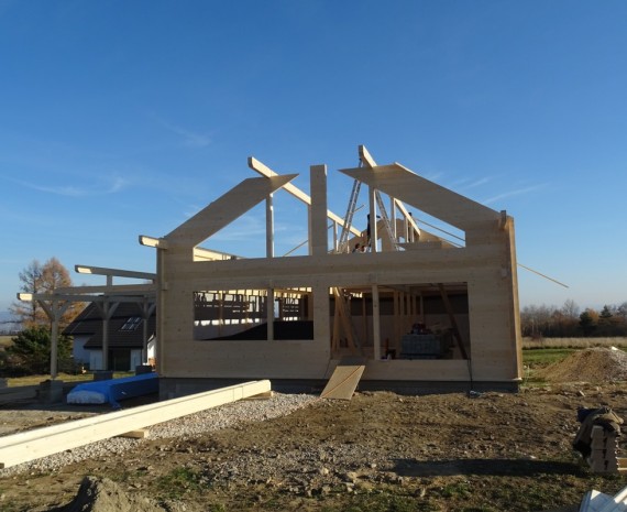 Dokončování štítové stěny srubu