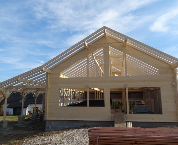 Štítová stěna srubového domu