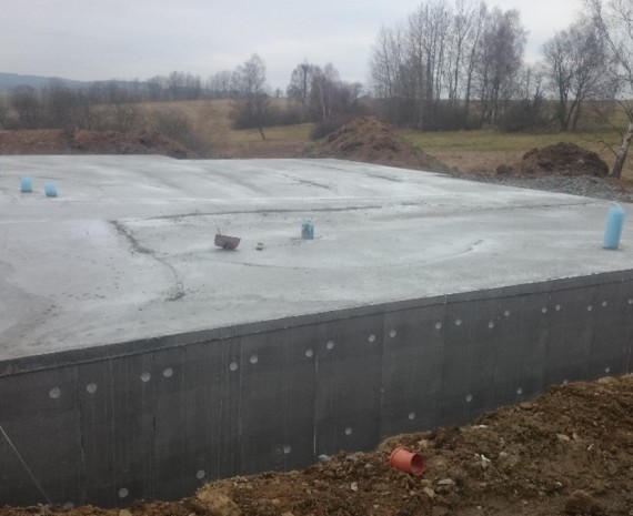 Srubový dům a hotové základy