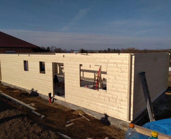 Srub postavený po stropní trámy