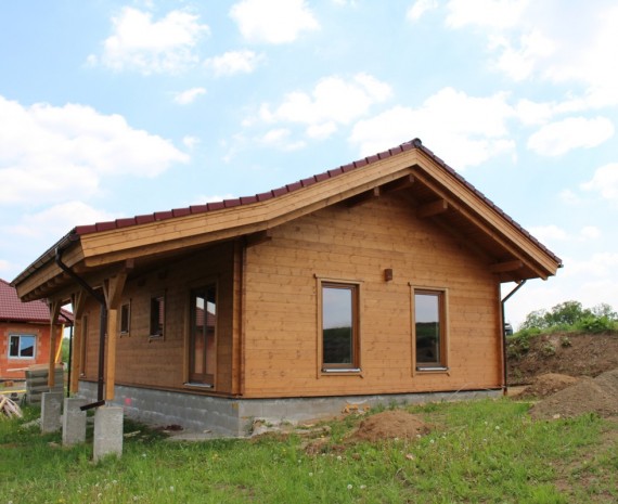 Srubu a jeho zastřešená terasa