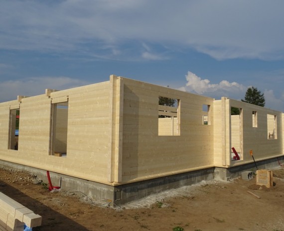 Srubový dům postavený po stropní trámy