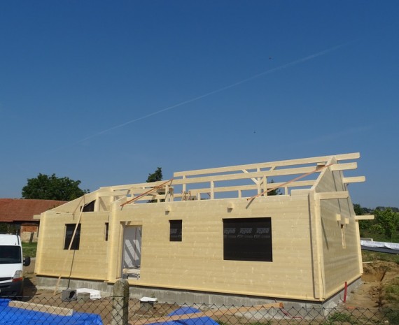 Stavba krovu srubového domu