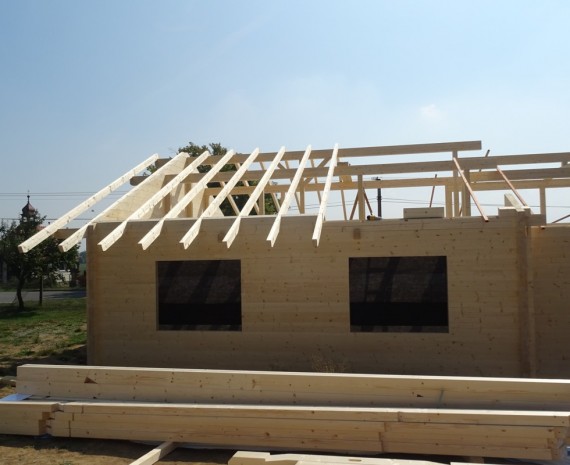 Stavba krovu srubového domu