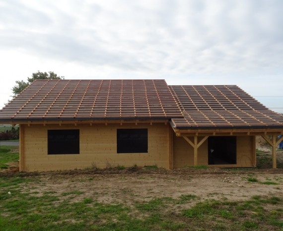 Členitá střecha srubu