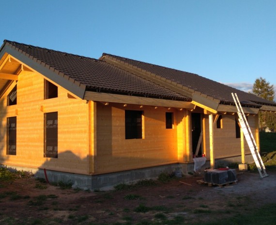 Přízemní srubový dům s hotovou střechou