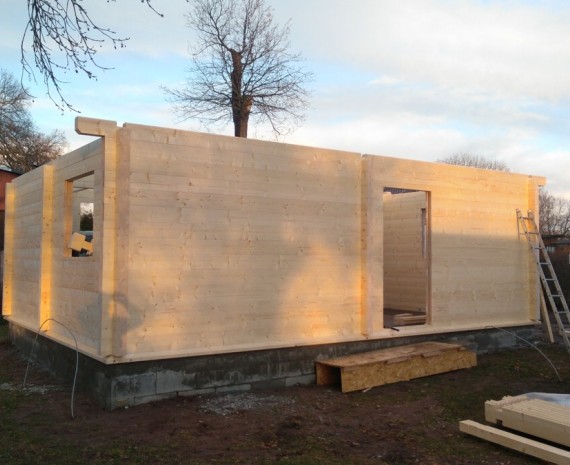 Víkendový srub postavený nad okna