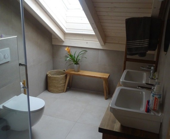 Koupelna v podkroví srubu