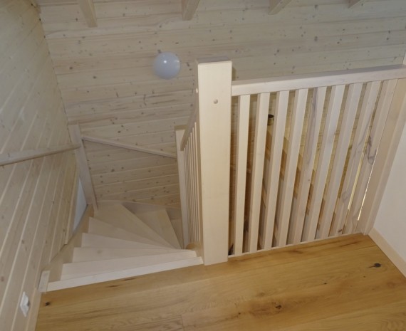 Schodiště srubového domu