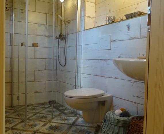 Koupelna ve víkendovém srubu