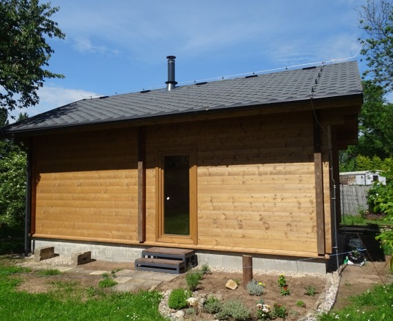 Dveře ze srubu do zahrady