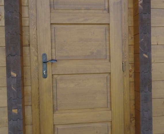 Vstupní dveře do srubu