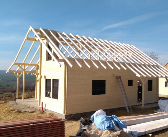 Hotový krov na podkrovním srubu