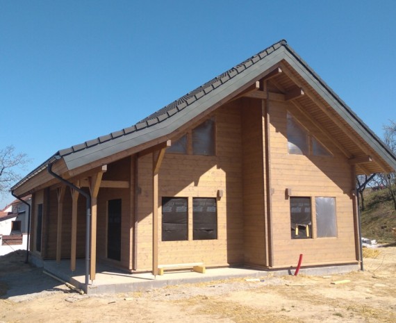 Hrubá stavba srubu dokončena