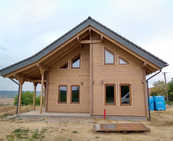 Podkrovní srub s okny