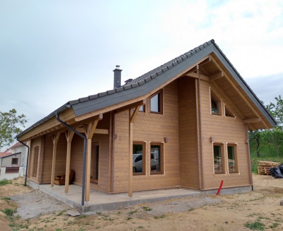 Podkrovní srub s okny