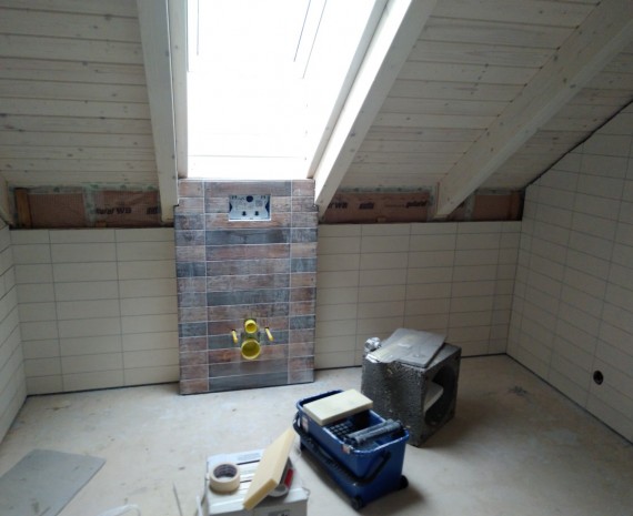 Podkrovní koupelna ve srubu