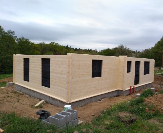 Přízemní srub nedaleko Prahy