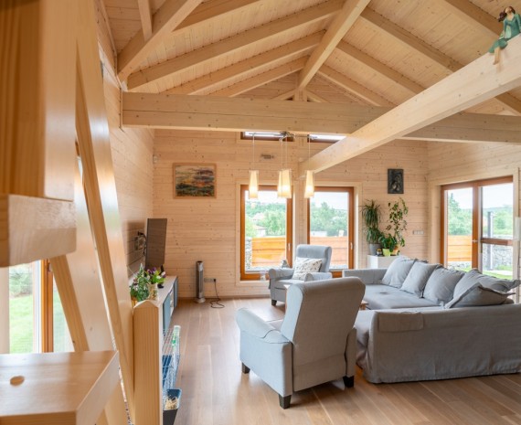 Prostor ve srubu nad obývacím pokojem otevřený do střechy