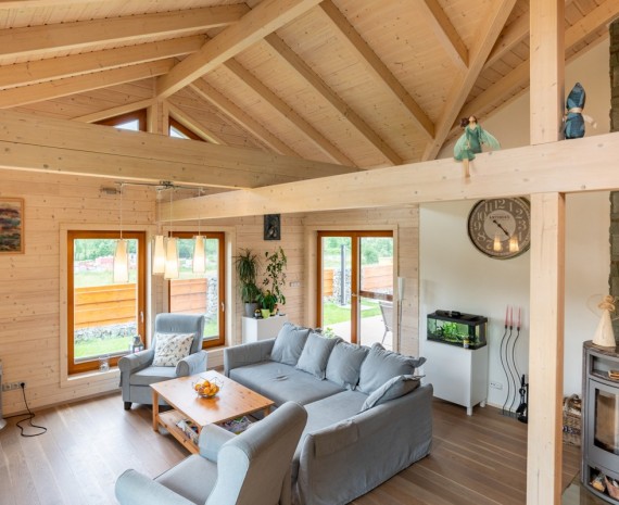 Obývací pokoj srubového bungalovu