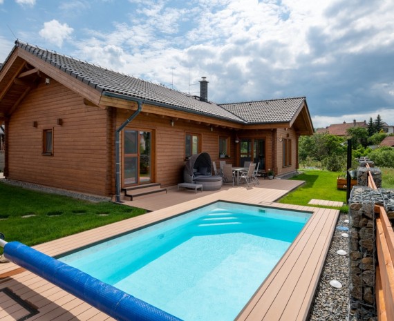 Bazén u srubového domu