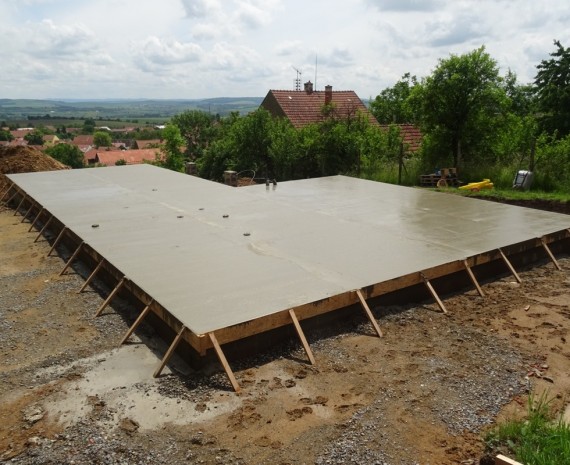 Hotová základová deska u srubu