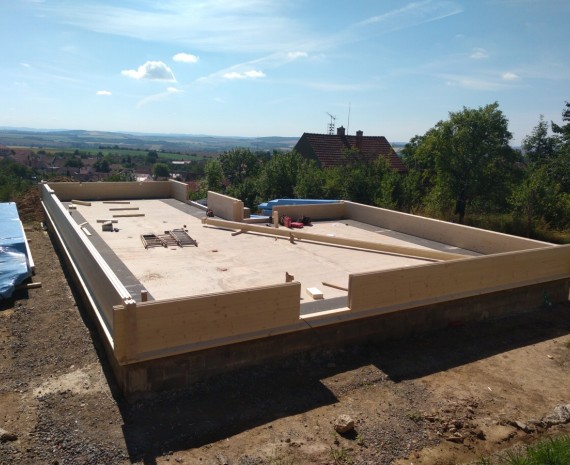 Počátek stavby srubu