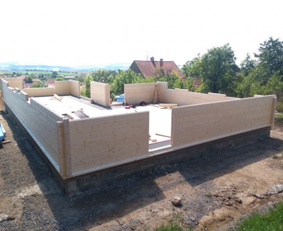 Počátek stavby srubu
