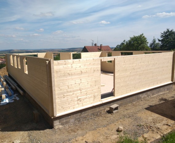 Počátek stavby srubu