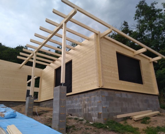 Stropní trámy dřevostavby