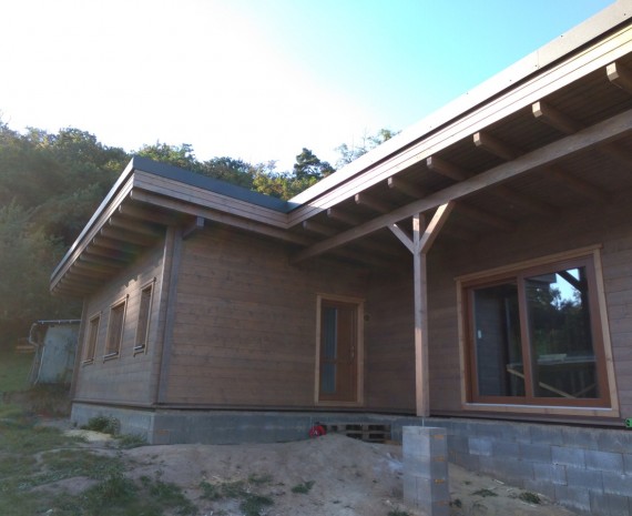 Částečně zastřešená terasa dřevostavby