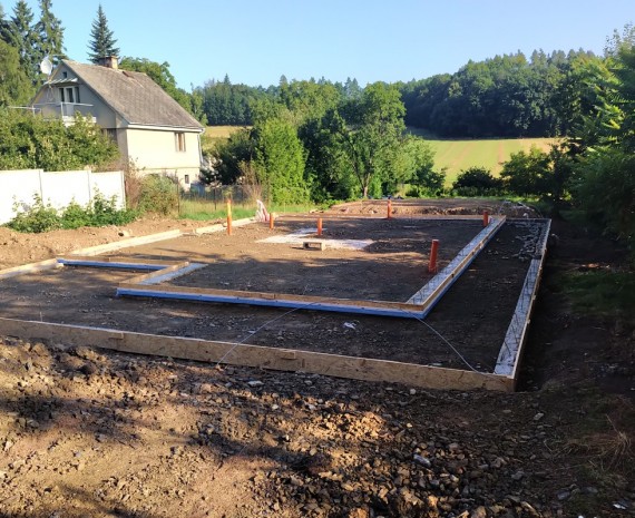 Realizace základů u srubu