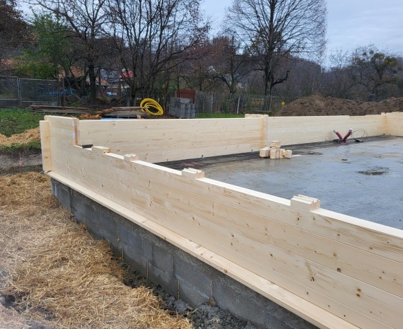 Začátek stavby srubu