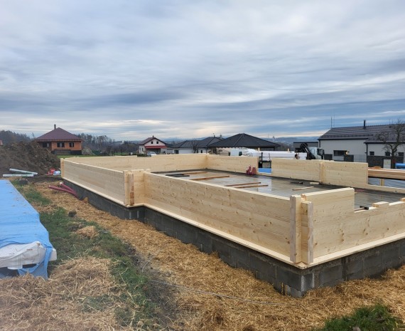 Začátek stavby srubu