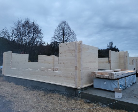 Štítová stěna srubu