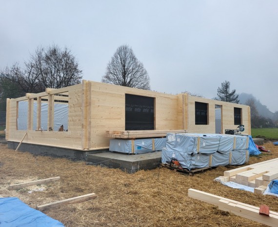 Štítová stěna a terasa srubu