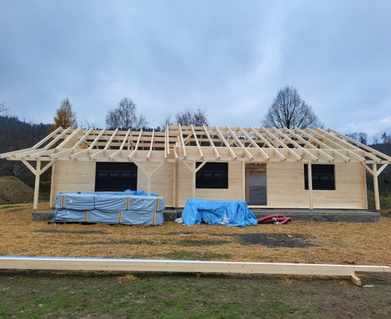 Hotový krov u srubového domu