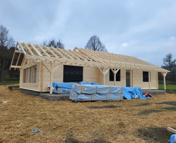 Hotový krov u srubového domu