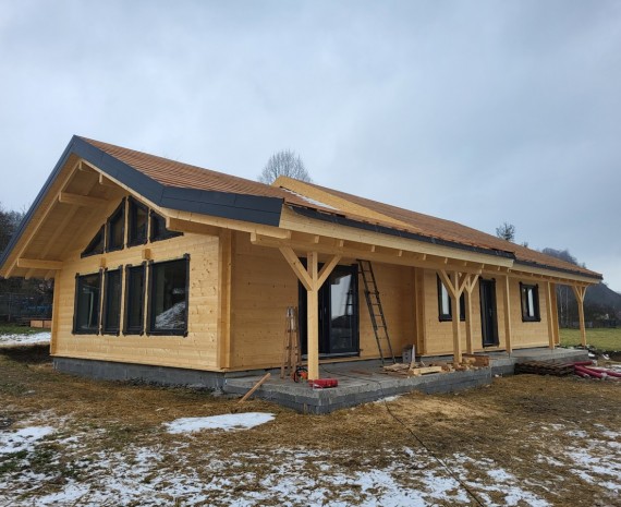 Nasazování okenu u srubu