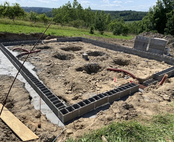 Výkopové práce budoucího srubu