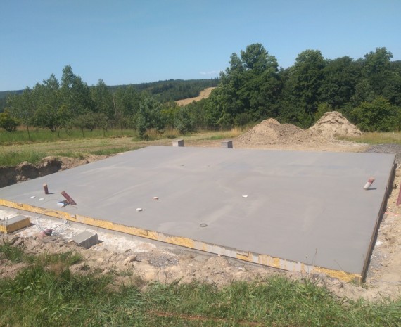 Zalitá základová deska srubu